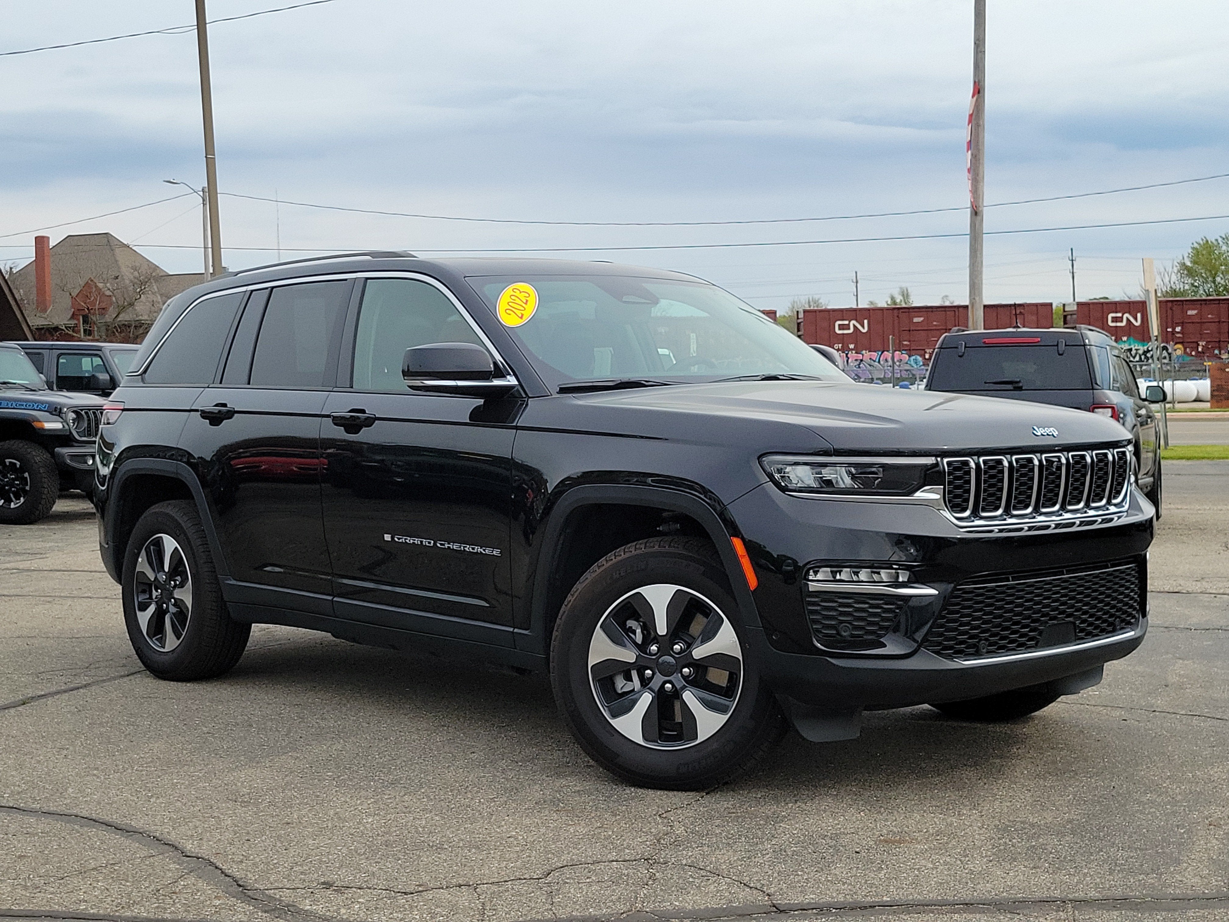 2023 Jeep Grand Cherokee 4xe 4xe in Diamond Black Crystal Pearlcoat — front three-quarter view