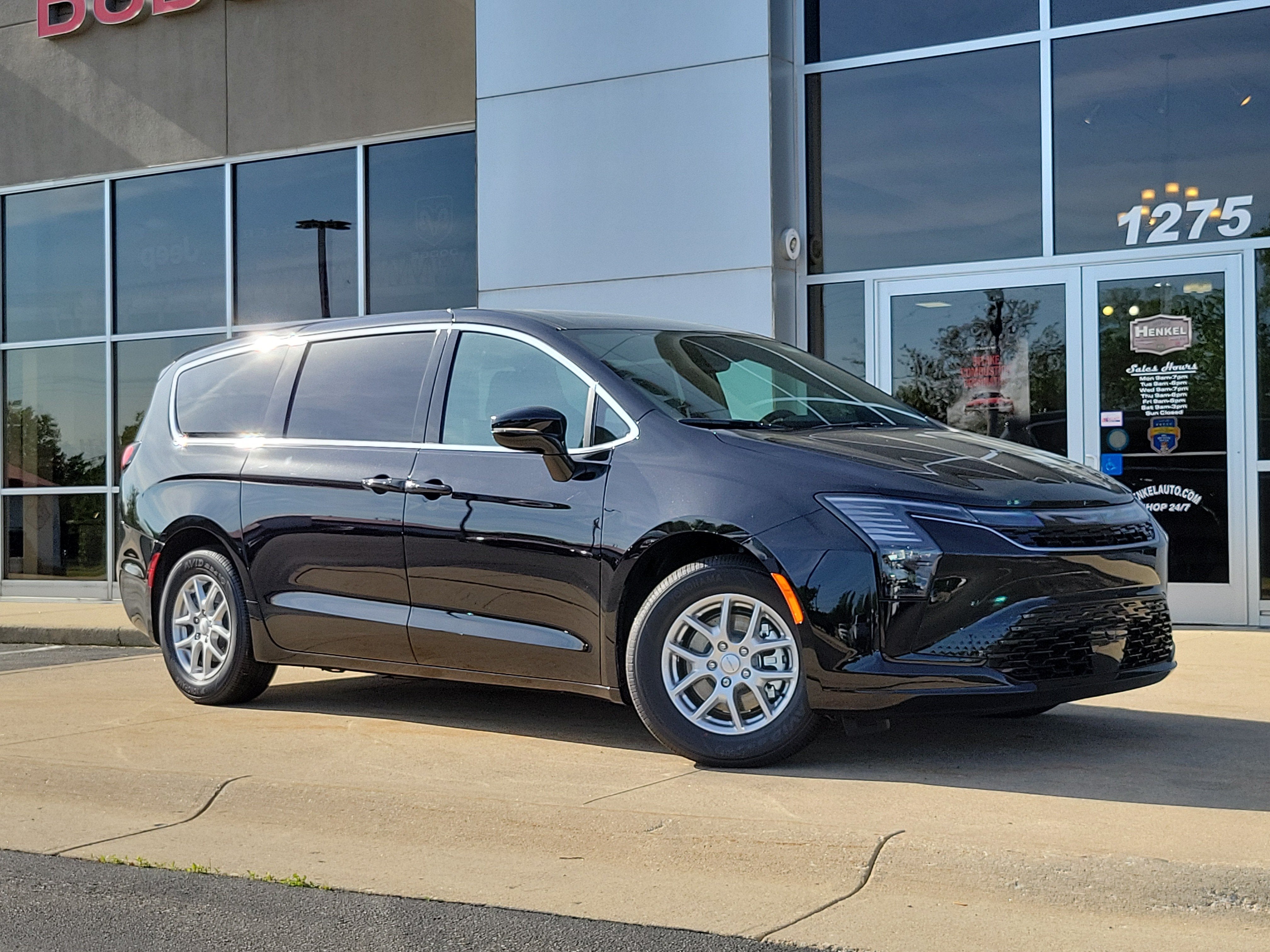 2027 Chrysler Pacifica PACIFICA SELECT in Diamond Black Crystal Pearl-Coat Exterior Paint — front three-quarter view