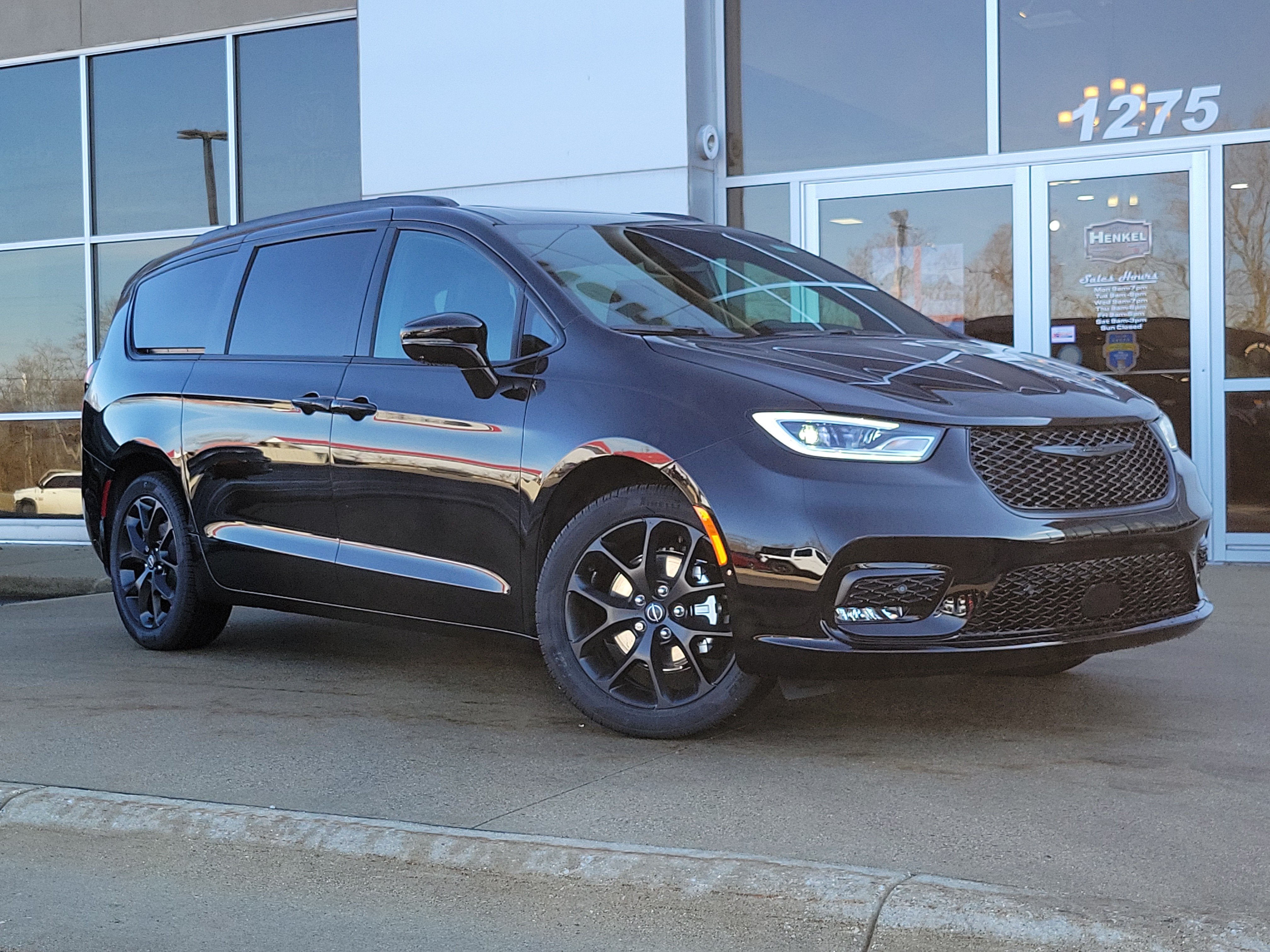 2026 Chrysler Pacifica PACIFICA SELECT in Diamond Black Crystal Pearl-Coat Exterior Paint — front three-quarter view