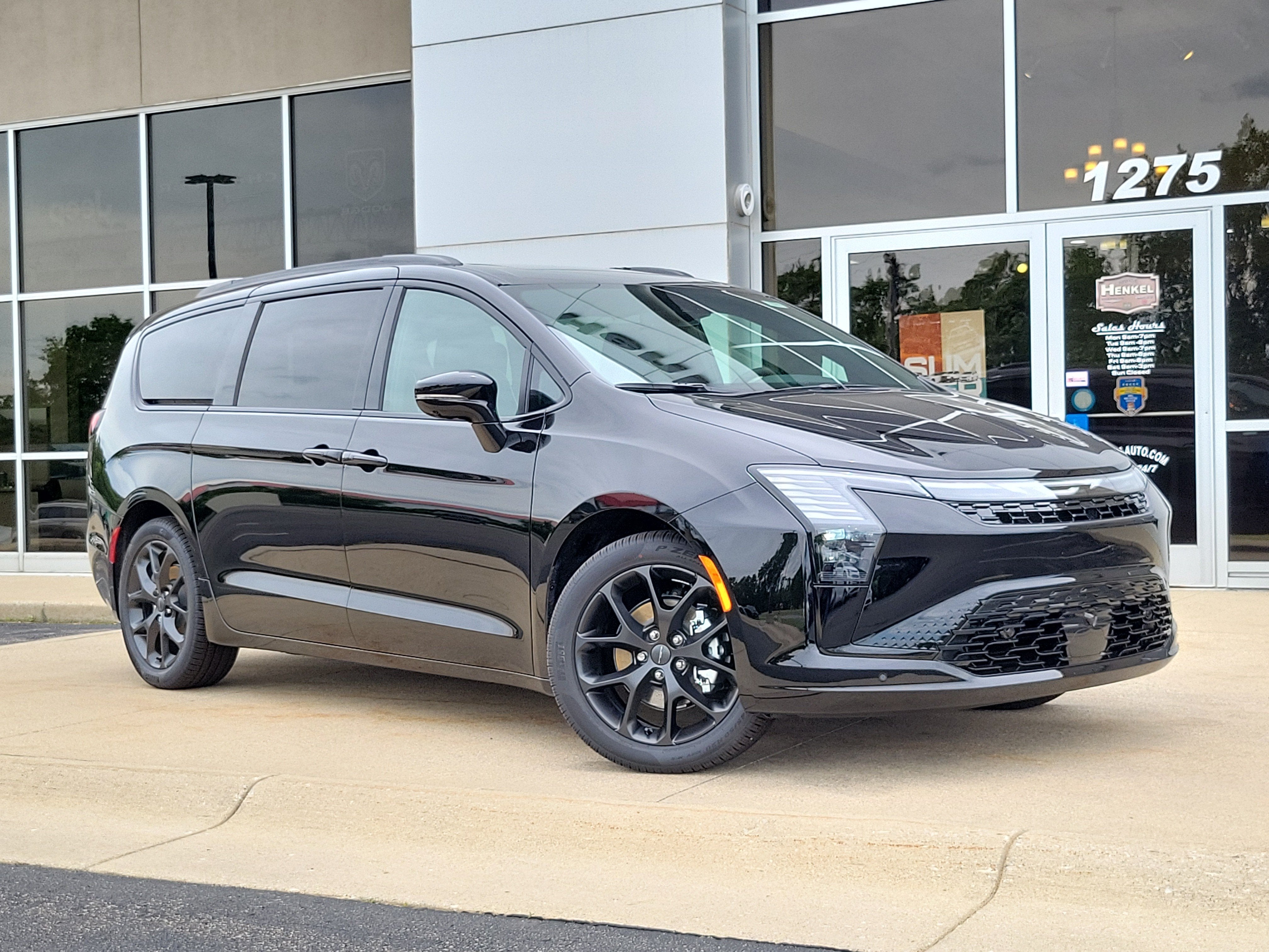 2027 Chrysler Pacifica PACIFICA LIMITED in Diamond Black Crystal Pearl-Coat Exterior Paint — front three-quarter view